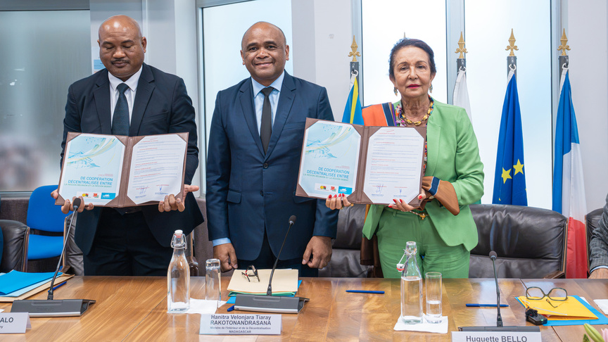Accord signé par Nasolo Adakalo, Chef de la Région Boeny, Tiaray Rakotonandrasana, Ministre malgache de l'Intérieur et de la Décentralisation, et Huguette Bello, présidente de la Région Réunion