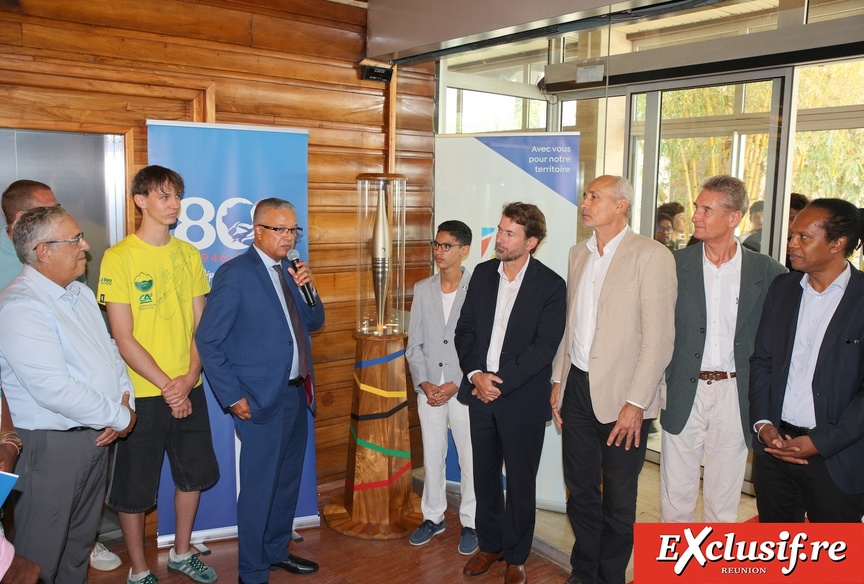 Présentation officielle du socle de la torche olympique à l'Hôtel du Département par Cyrille Melchior, en présence des acteurs clés du sport réunionnais et de la relève péi