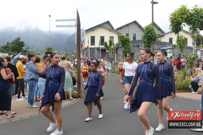 Majorettes en tête du défilé parti de la mairie de Cilaos