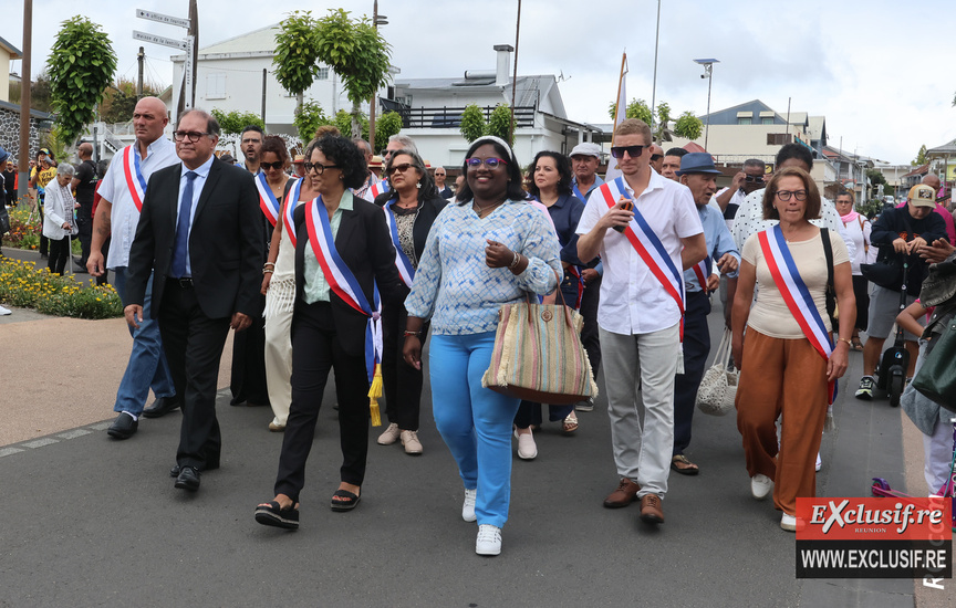 La traversée de la rue principale, officiels en tête...