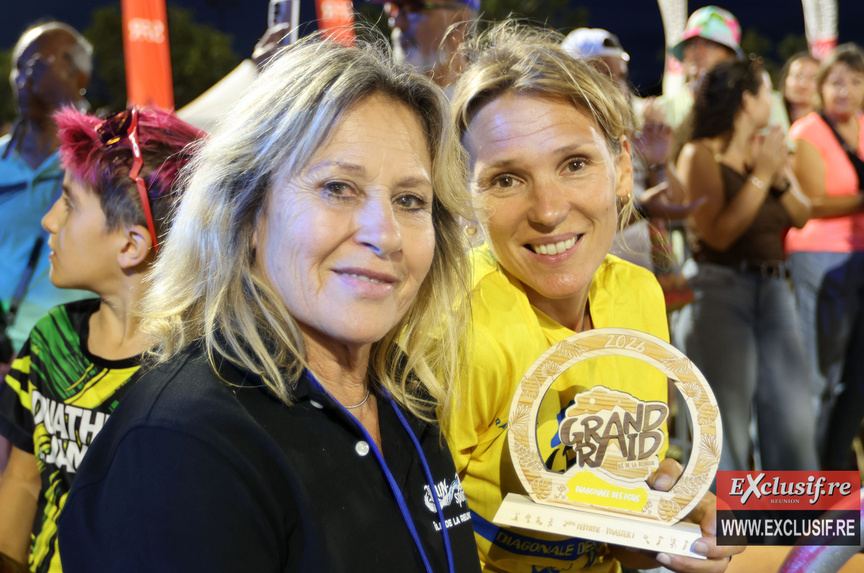 1ère féminine licenciée à la LRA sur la Diagonale, Aurore canino-Hémon est félicitée par la présidente de son club ,  Marlène Chane See Chu