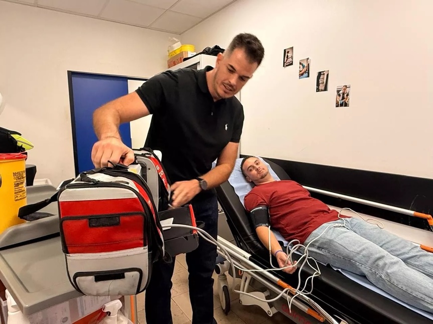 Dans la salle de soins de l'aéroport... Dans la salle de soins de l'aéroport...