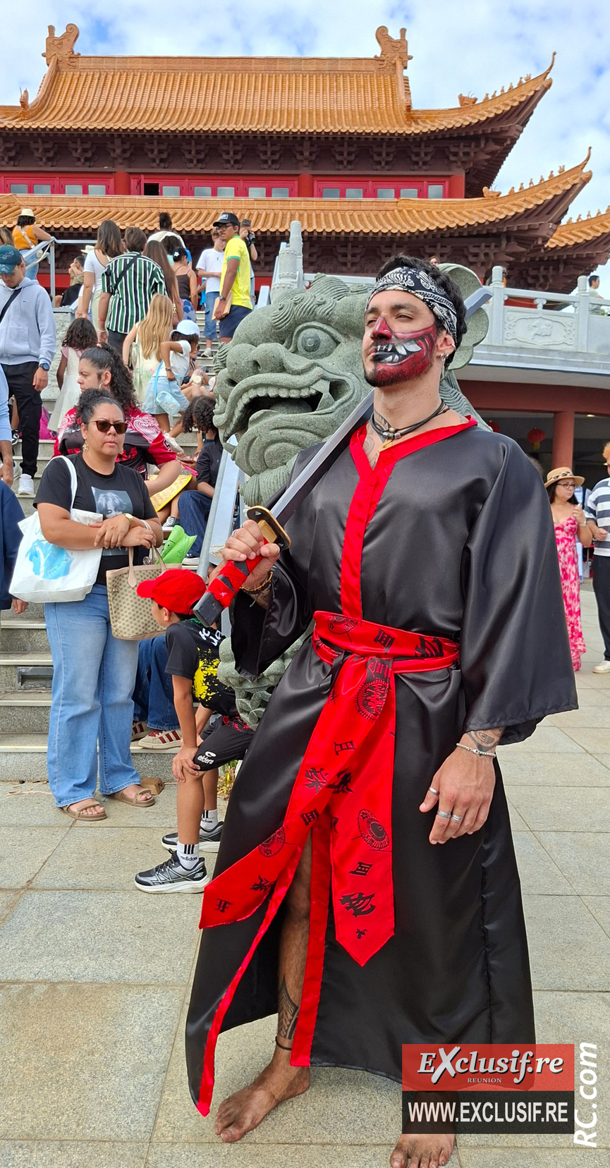 Un samouraï armé de son katana veille à l'entrée du temple Guandi