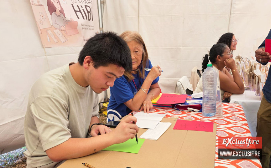 Stand de calligraphie : la relève se prépare Stand de calligraphie : la relève se prépare