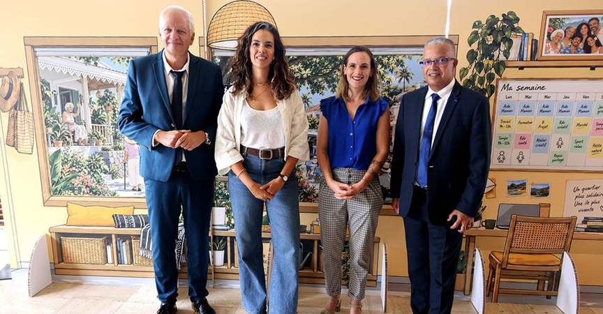 Jean-Jacques Coiplet, directeur général de l’ARS La Réunion, Elyne Legarnisson et Marguerite Vatier, co-fondatrices et Designer de Services @Neoya, sa collègue, et Cyrille Melchior, président du Département