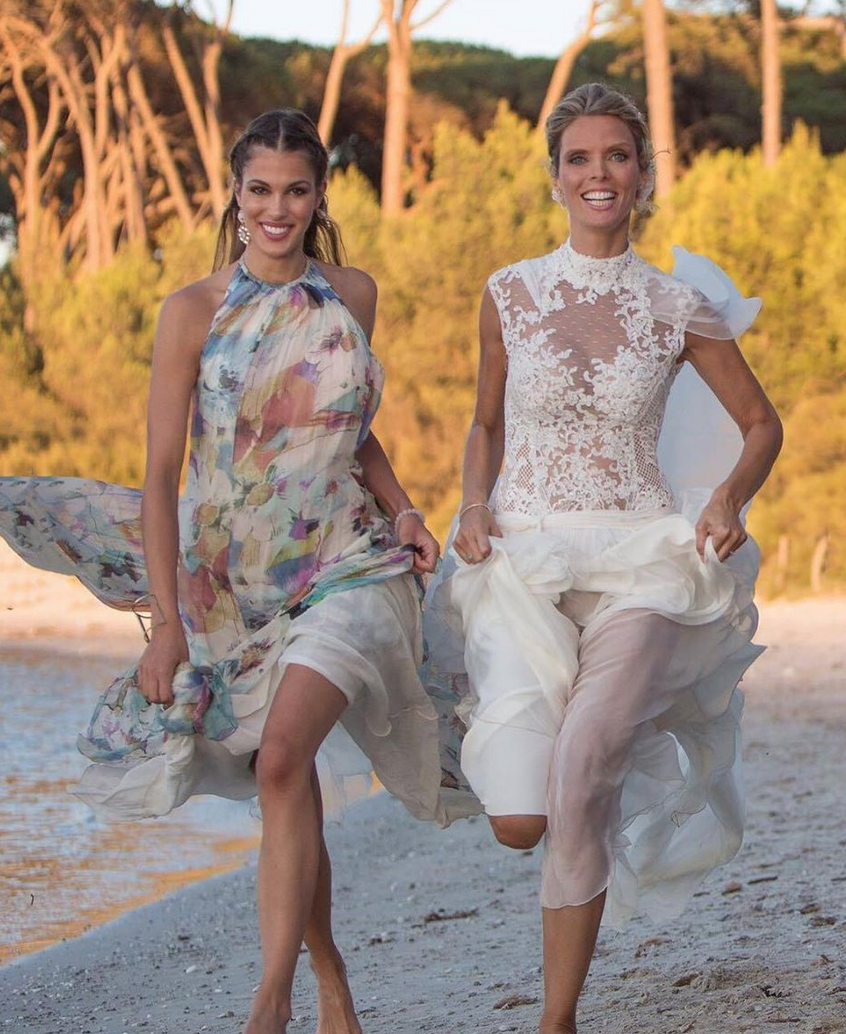 Sylvie Tellier avec Iris Mittenaere, Miss Univers, présente au mariage