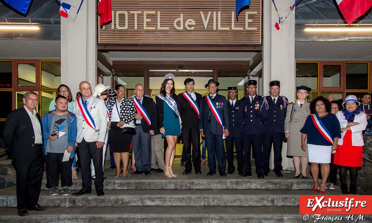 Les élus de la commune avec Ambre N'guyen et Aziz Patel devant l'Hôtel de Ville