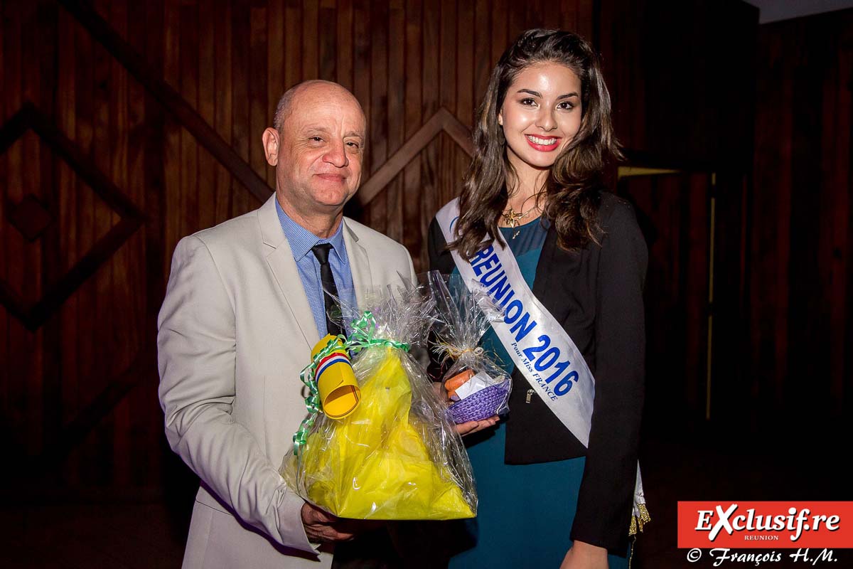 Un cadeau a été remsi à Miss Réunion par Patrick Bègue, élu de la commune Un cadeau a été remsi à Miss Réunion par Patrick Bègue, élu de la commune