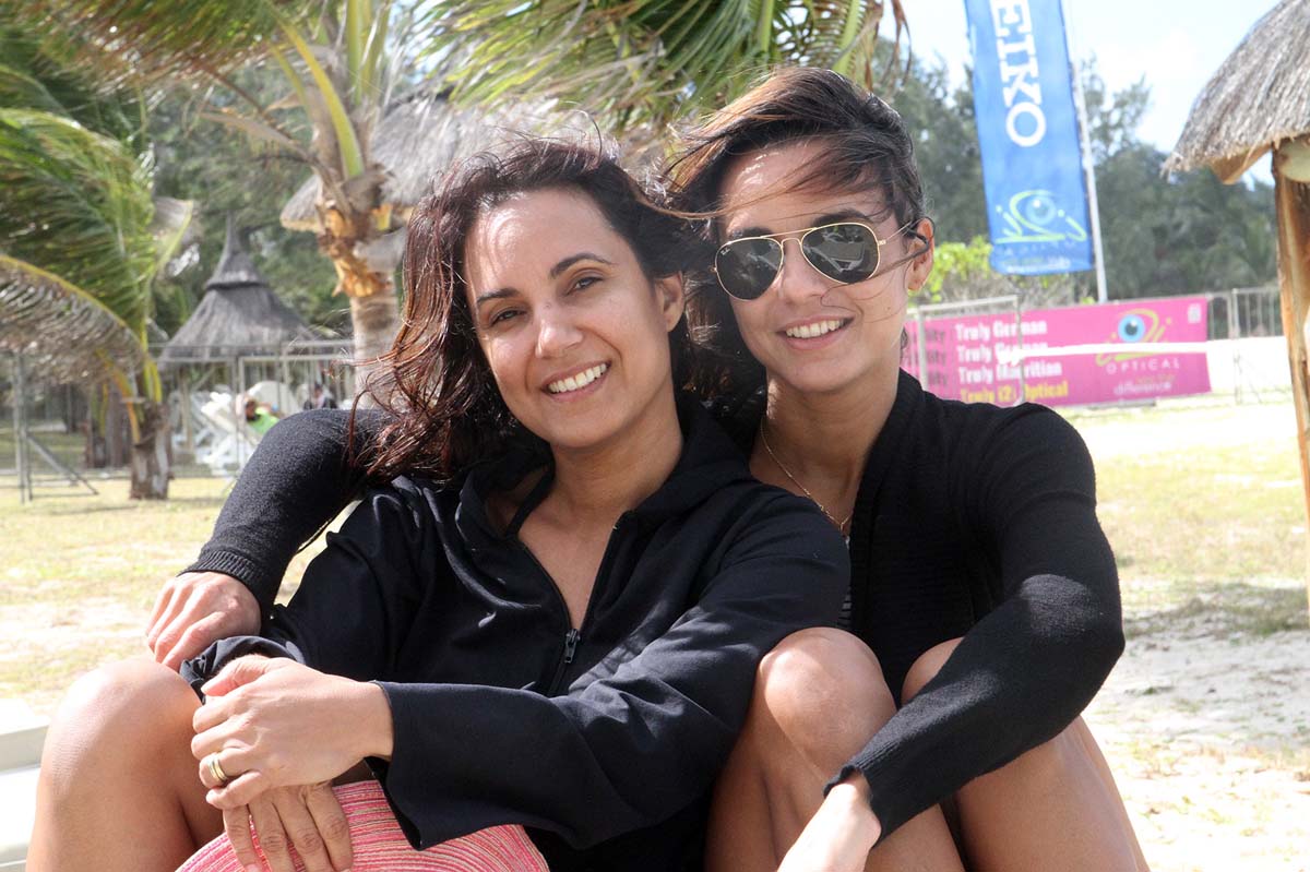Ces deux jolies jeunes femmes attendent l’arrivée de leur champion, Alexandre Gilles…