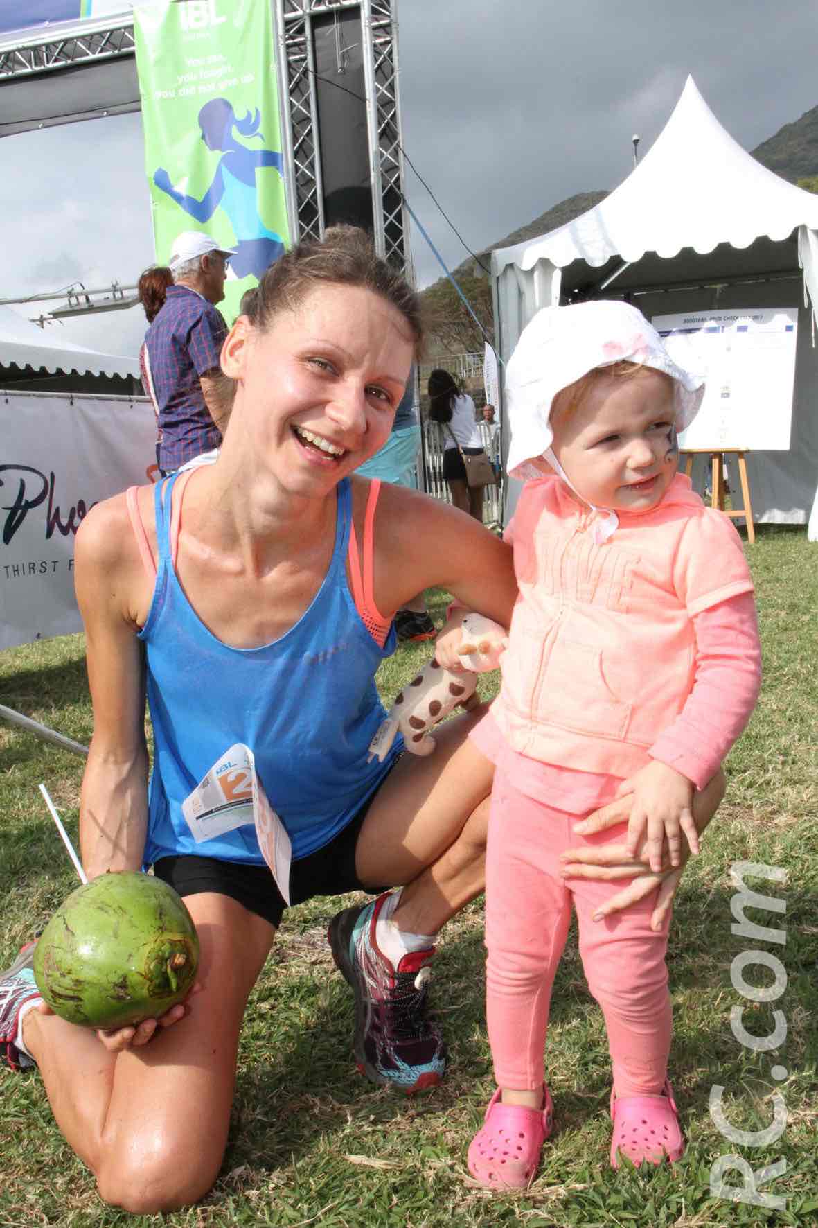 Olga Firsova savoure sa victoire en compagnie de sa fille