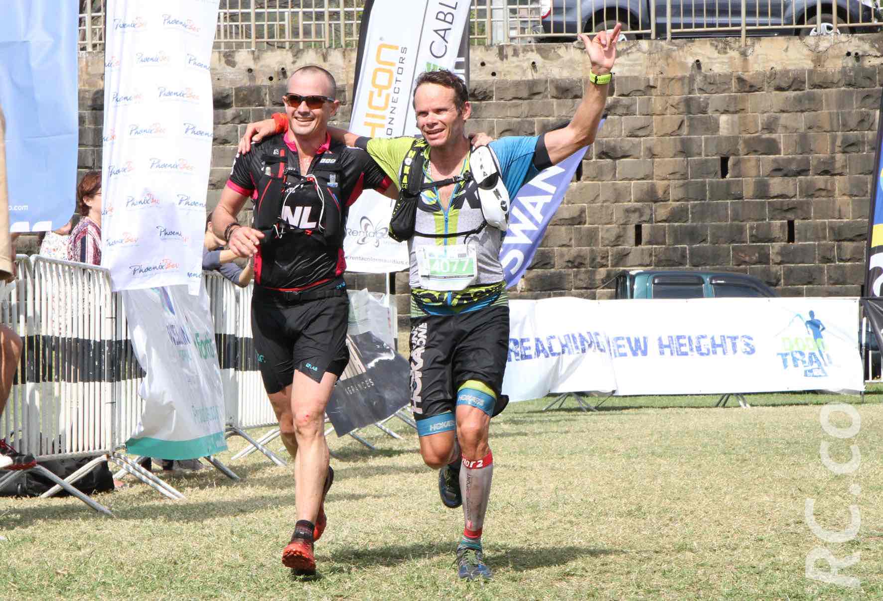 L'image du jour: l'arrivée victorieuse du tandem Simon Desveaux et Ludovic Pommeret