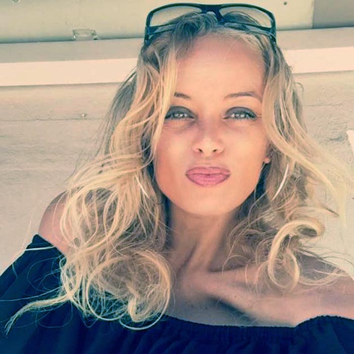 Elle avait un salon de coiffure qu'elle n'a plus, elle exerce désormais à domicile