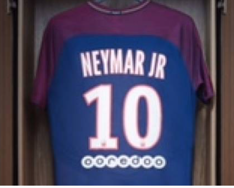 A Paris, il portera le n°10, les maillots Neymar Jr vont se  vendre comme des petits pains et devraient rapporter 280 millions d'euros en un an!