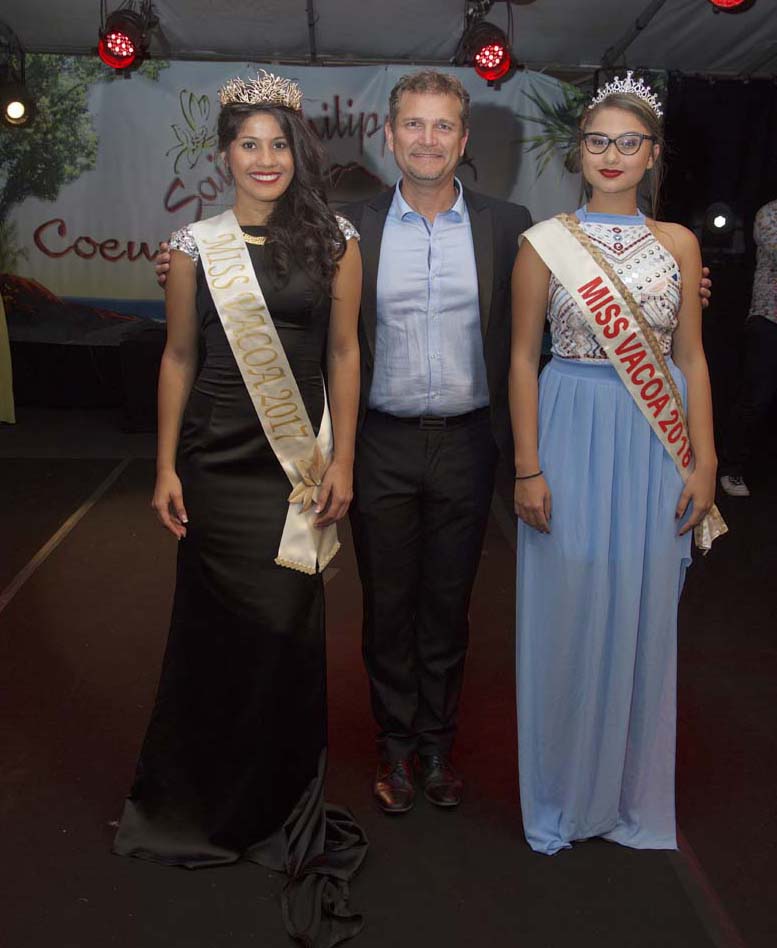 Le maire Olivier Rivière entouré de Miss Vacoa 2017 et Miss Vacoa 2016, Lyli Salvan