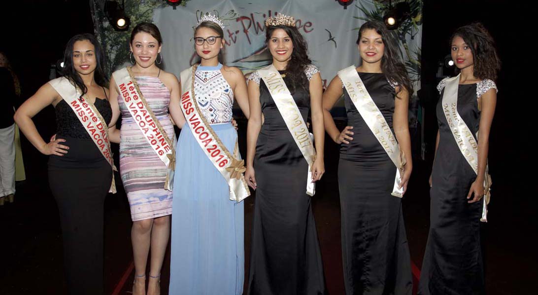 Miss Vacoa 2016 et 2017 avec leurs dauphines respectives