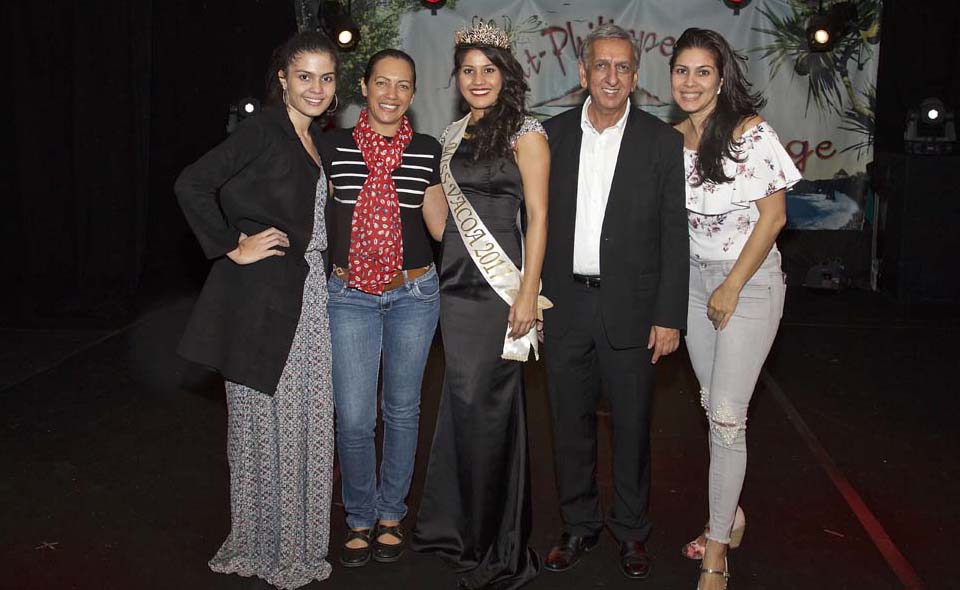Aziz Patel avec la famille de Chloé Damour