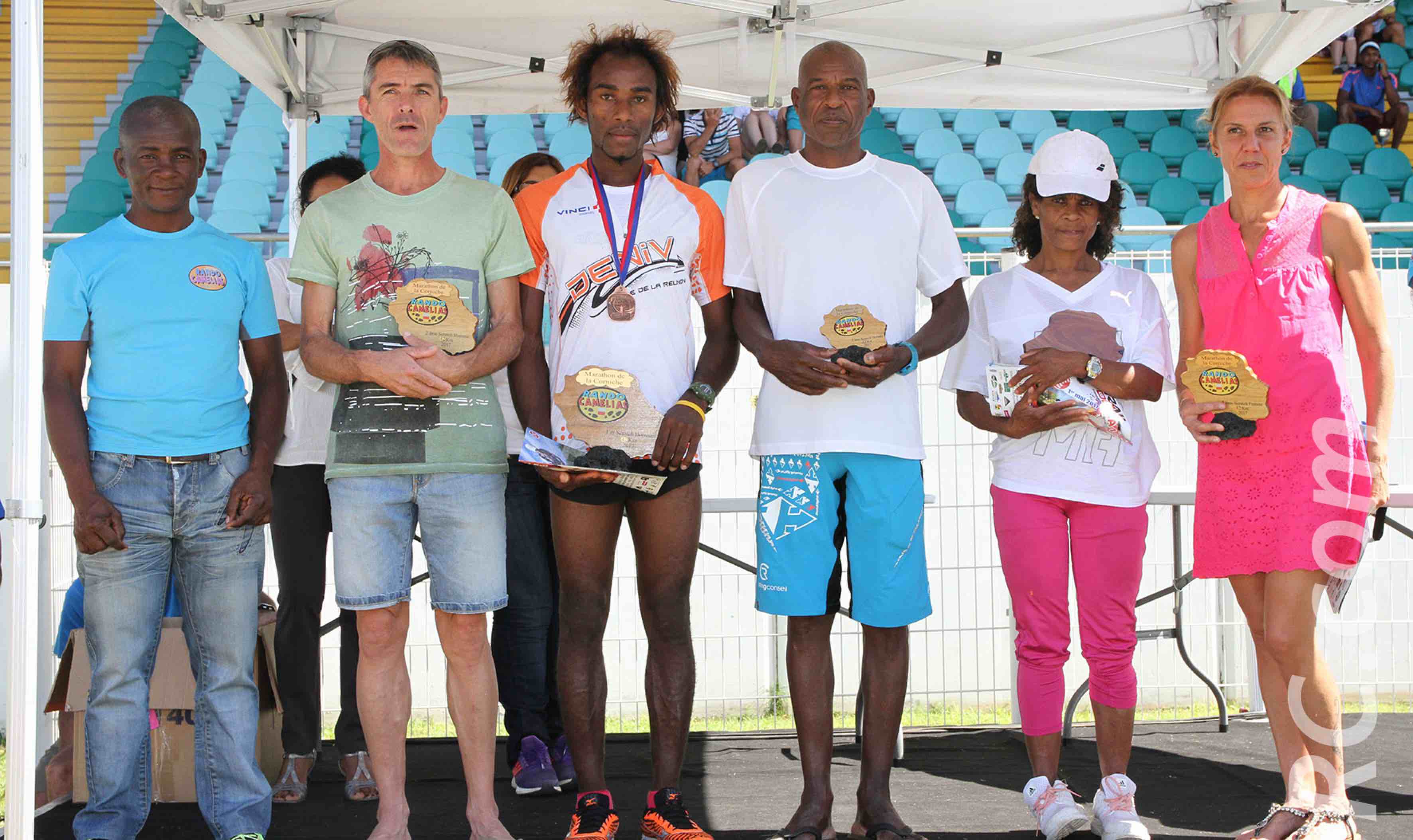 Le président de Rando Camélias Léonce Honorine aux côtés des meilleurs du Marathon de la Corniche