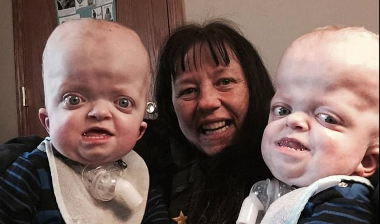 Linda avec ses enfants adoptifs Matthew et Marshall qui ont l'air très heureux!