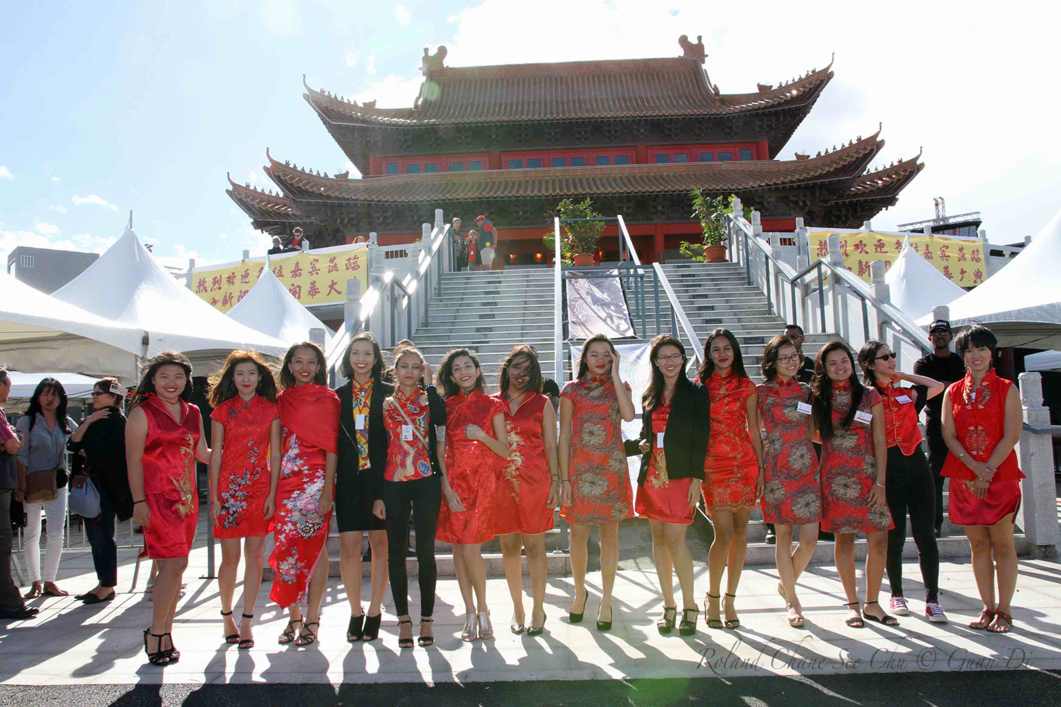 Des hôtesses ont formé une haie d'honneur avant de monter les marches du temple