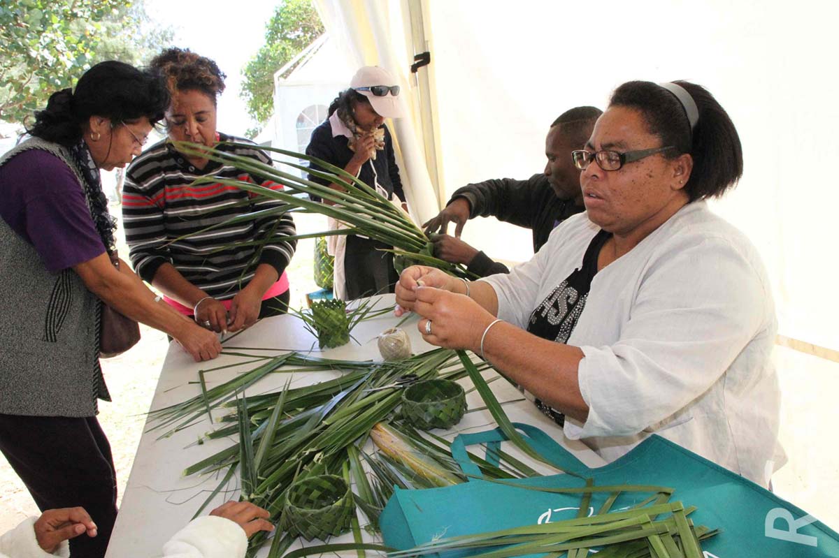 Démonstration de tressage de feuilles de dattier Démonstration de tressage de feuilles de dattier