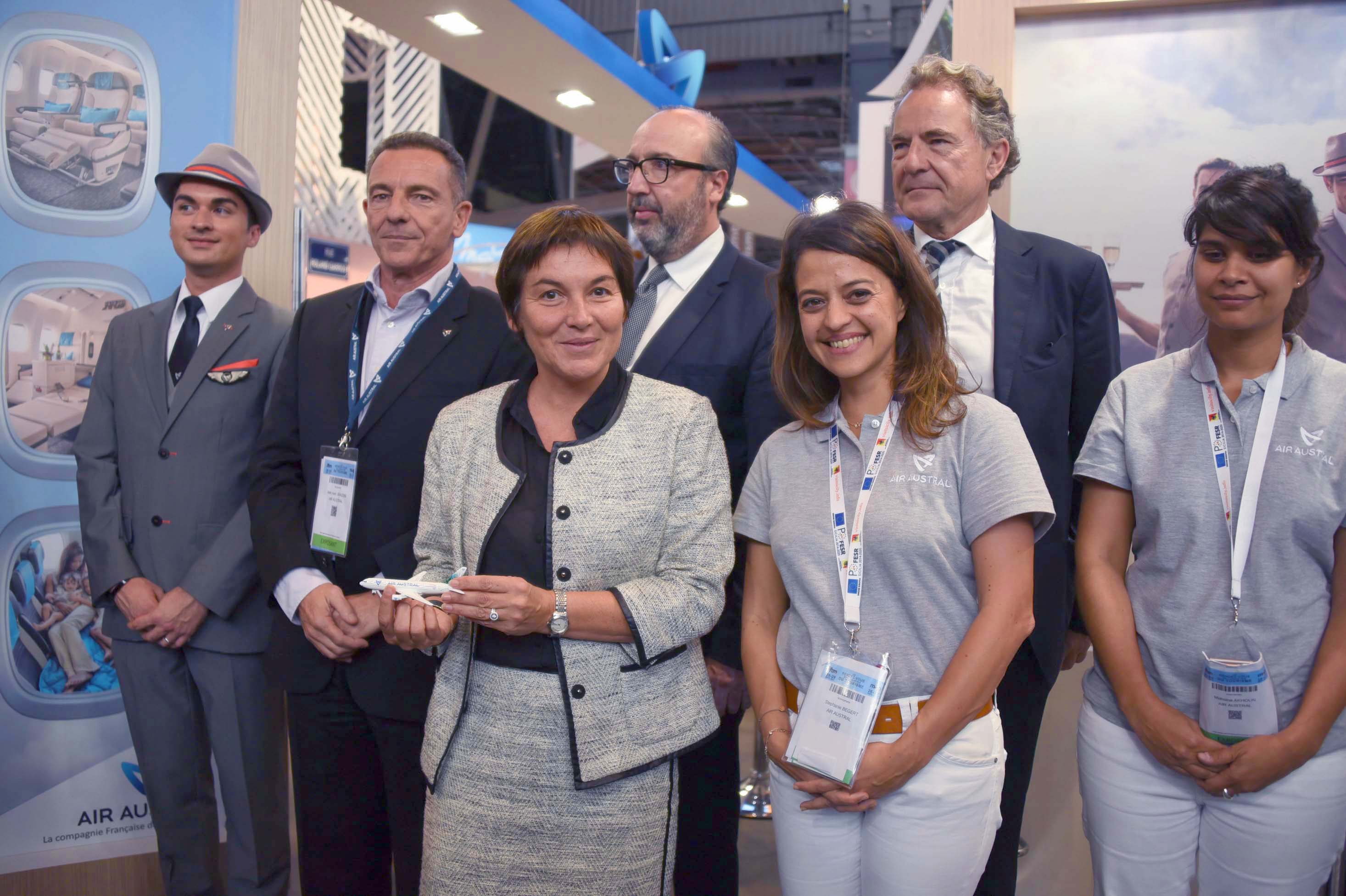 Visite d'Annick Girardin sur le stand d'Air Austral