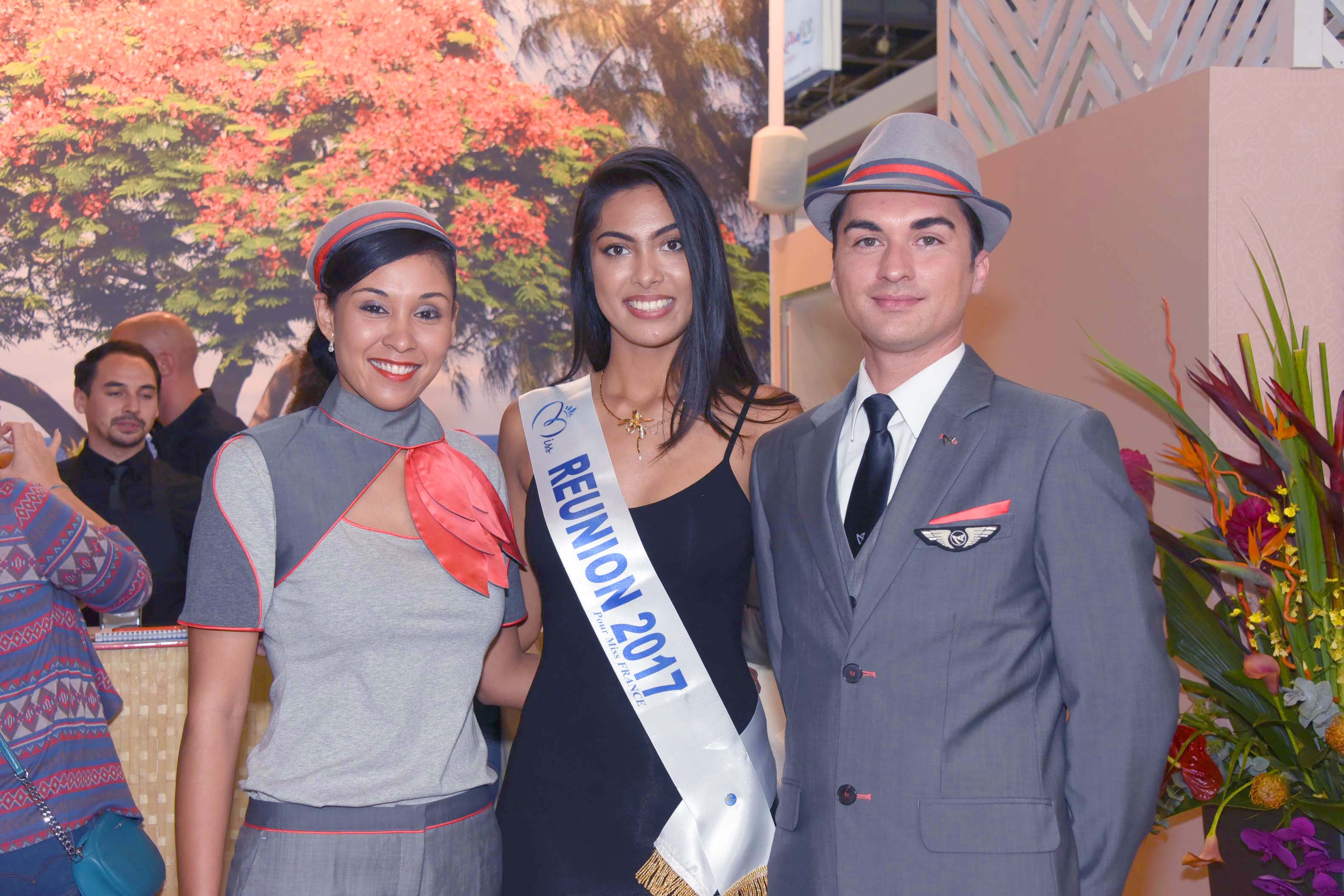 Audrey Chane-Pao-Kan, Miss Réunion 2017, avec des PNC d'Air Austral dans leur nouvel uniforme