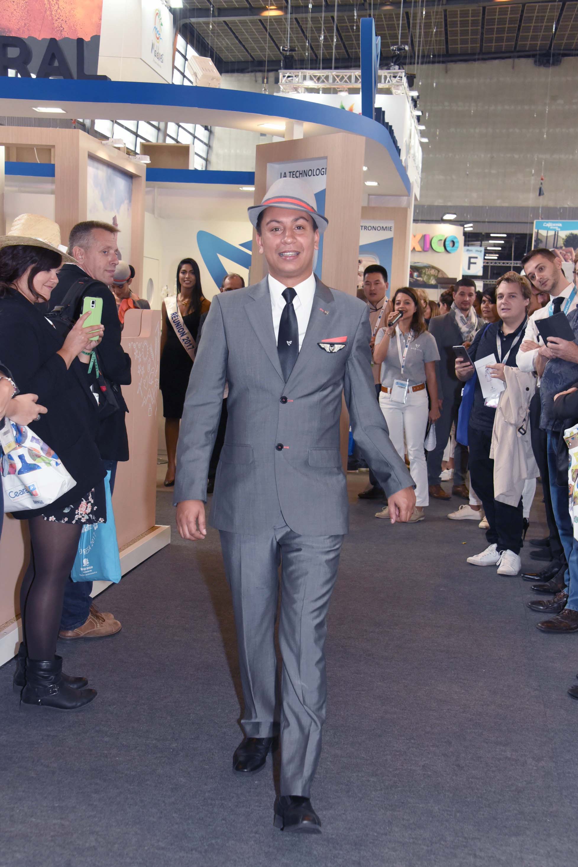 Mini-défilé pour présenter les nouveaux uniformes d'Air Austral