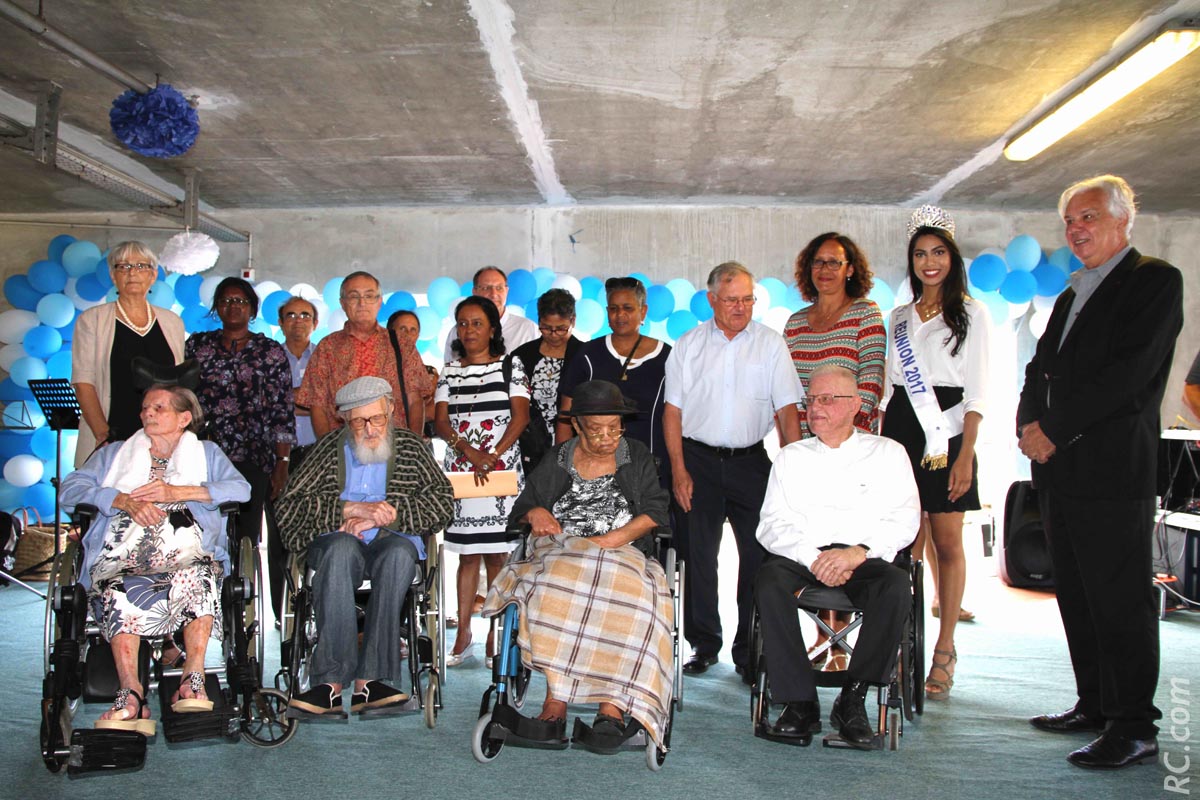 Trois centenaires fêtés à l'occasion de cette manifestation . Ils sont entourés ici par les officiels Trois centenaires fêtés à l'occasion de cette manifestation . Ils sont entourés ici par les officiels