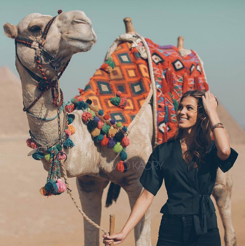 Elle s'éclate en Egypte Iris! (photo Iris Mittenaere Actu)