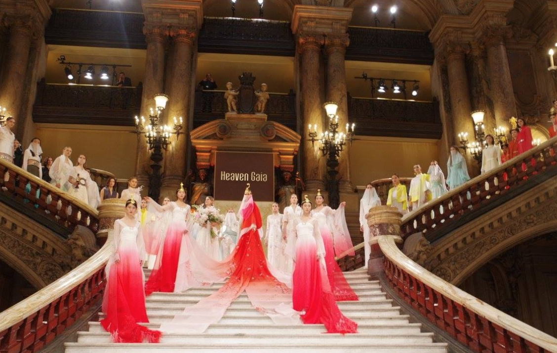 Belle photo dans le grand escalier de l'Opéra (photo JSC)