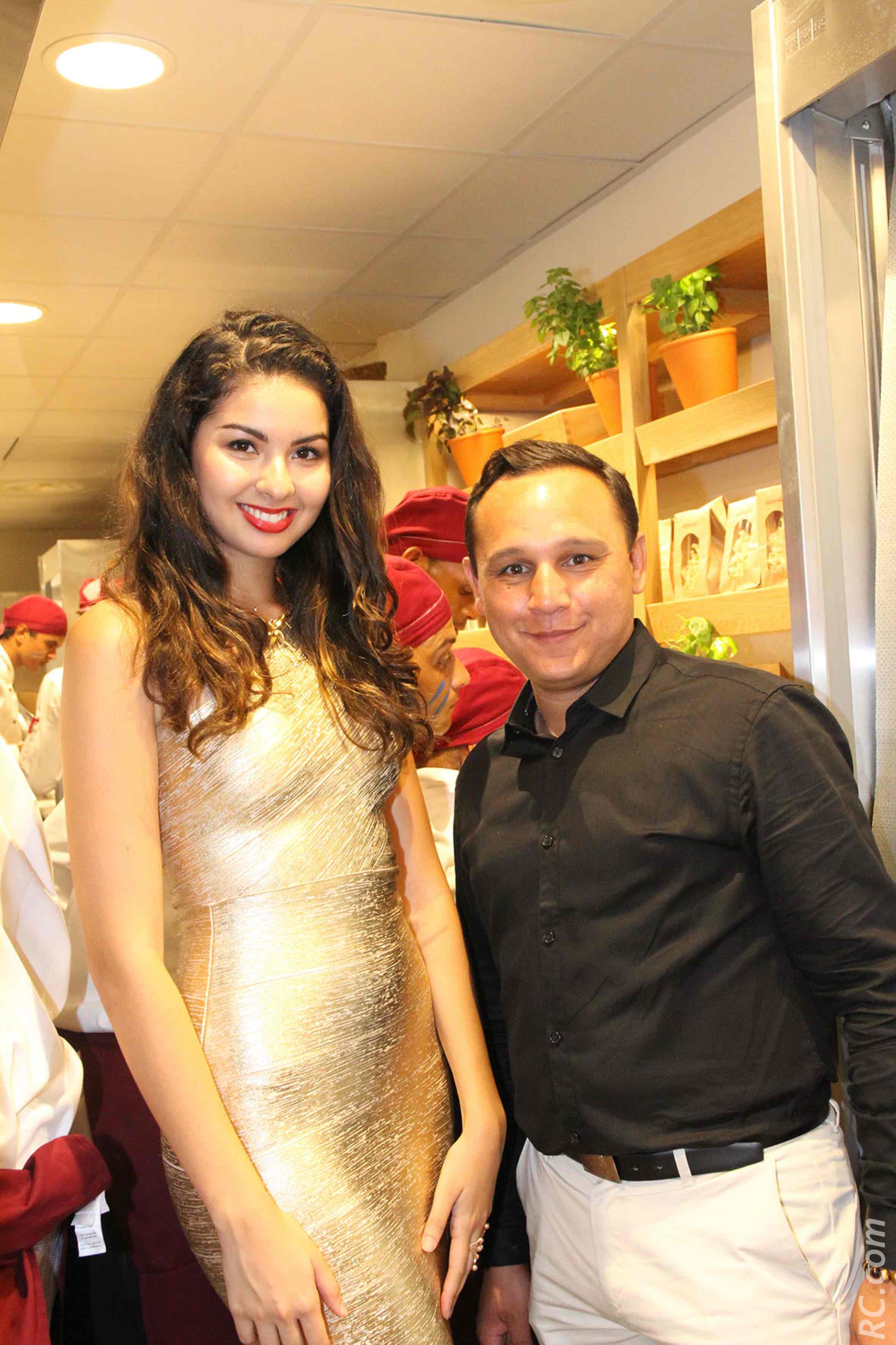 Ambre N'Guyen, miss Réunion 2016 et Sébastien D'Export, directeur de Vapiano de Saint-Pierre