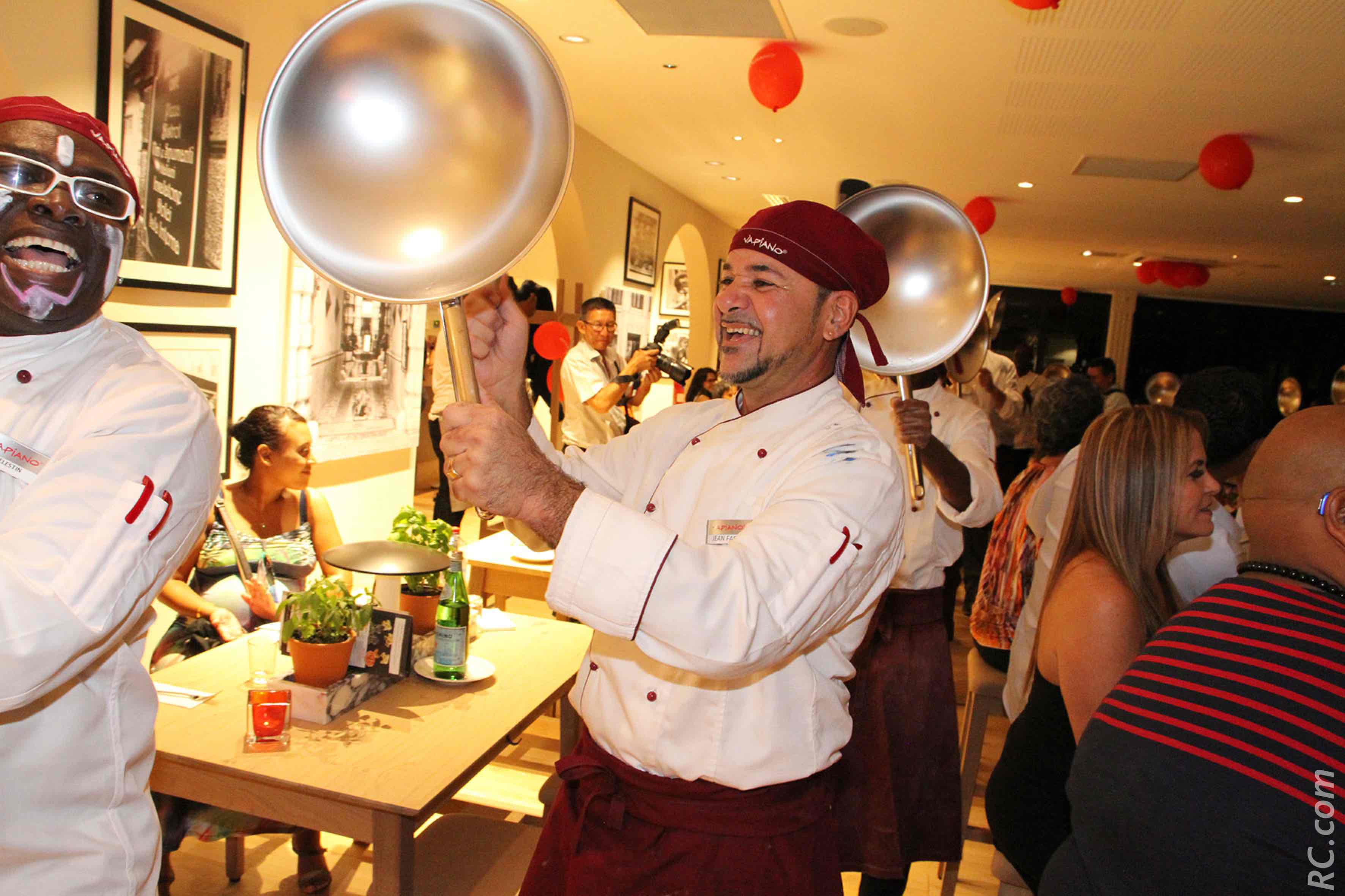 Fabrice Smith et ses amis employés de Vapiano s'en donnent à cœur joie