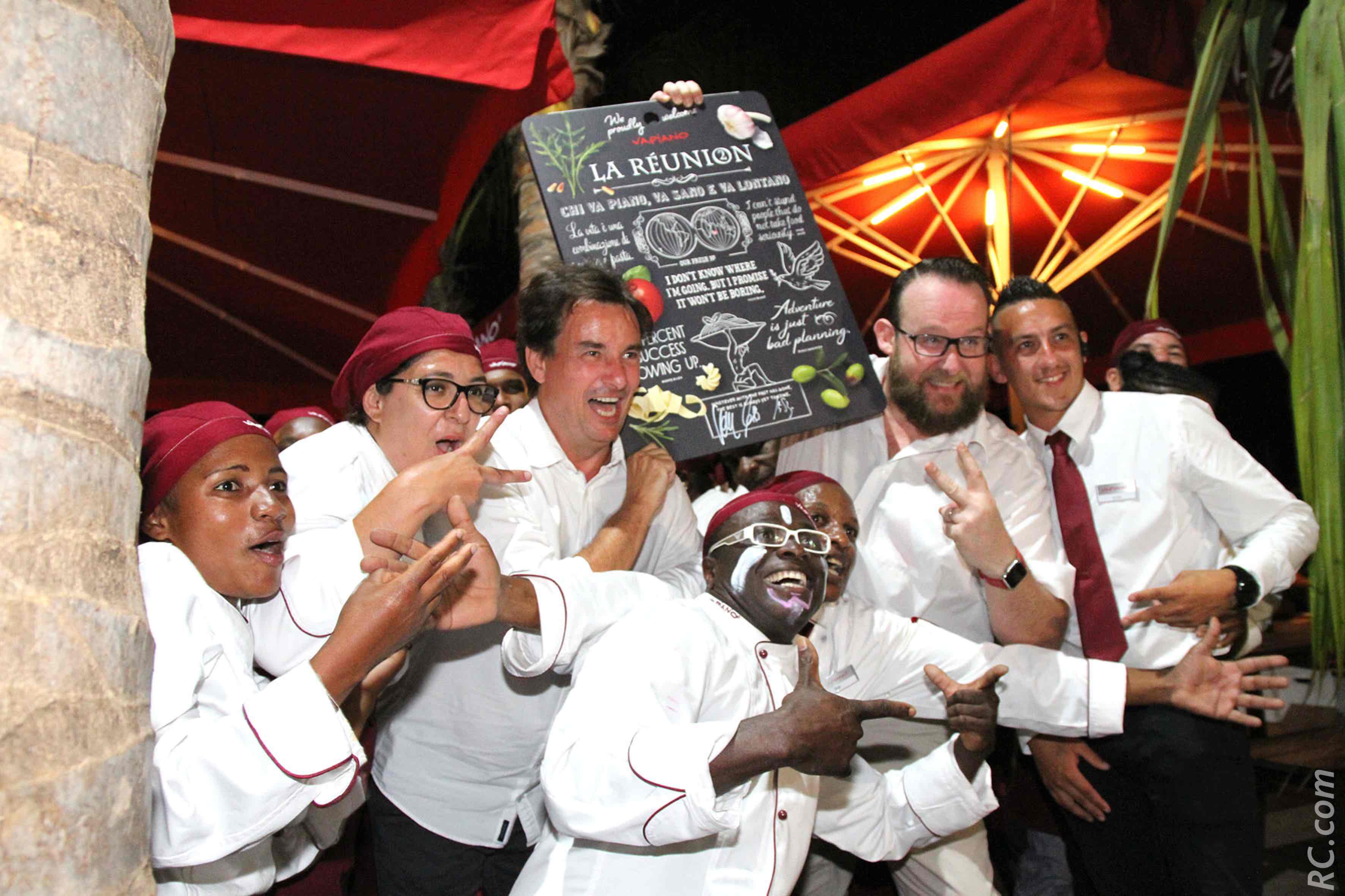 Ambiance explosive pour l'inauguration de Vapiano de la Ravine Blanche en présence de Christopher Jones, Directeur Général de Vapiano International et de Olivier Aggeri Ambiance explosive pour l'inauguration de Vapiano de la Ravine Blanche en présence de Christopher Jones, Directeur Général de Vapiano International et de Olivier Aggeri