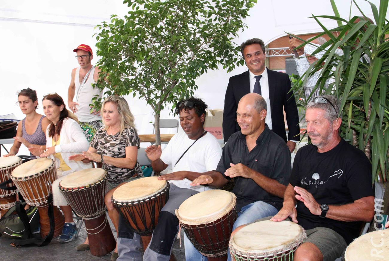 Initiation aux percussions, sous l’oeil intéressé du président de la Région Réunion