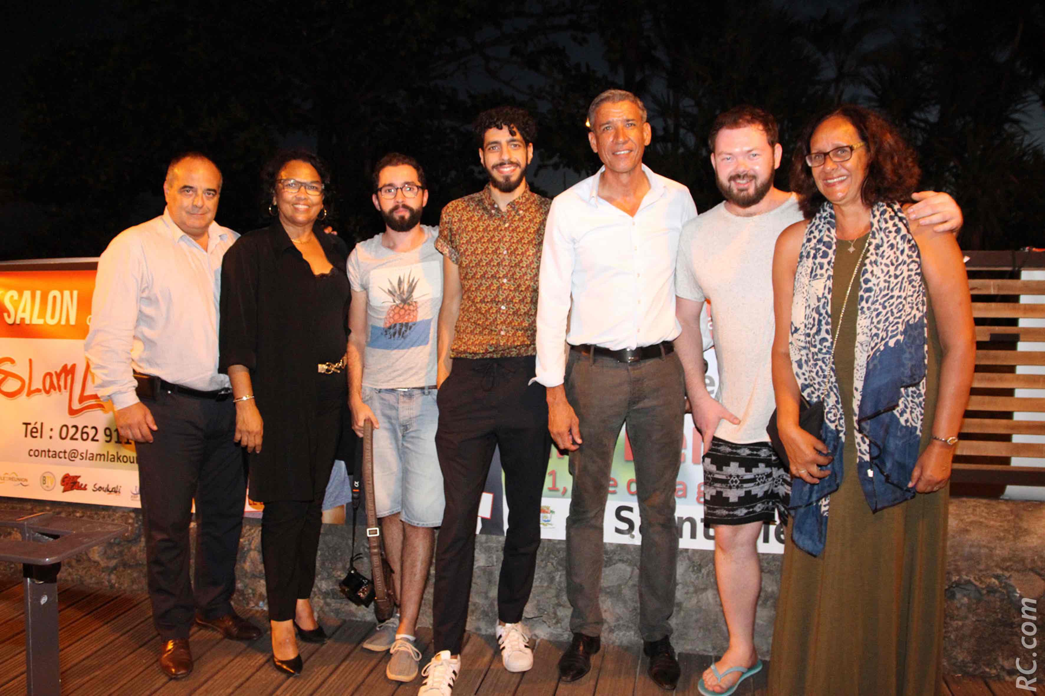 Le staff de la mairie de Saint-Pierre, composé de Michel Jobart, directeur de cabinet, Béatrice Sigismeau, adjointe au maire , Didier Morel, conseiller municipal chargé de la culture à Saint-Pierre et Denise Hoarau ont accueilli les invités du Salon, notamment Danill le Russe et Mohamed Nouar, venus spécialement de Métropole