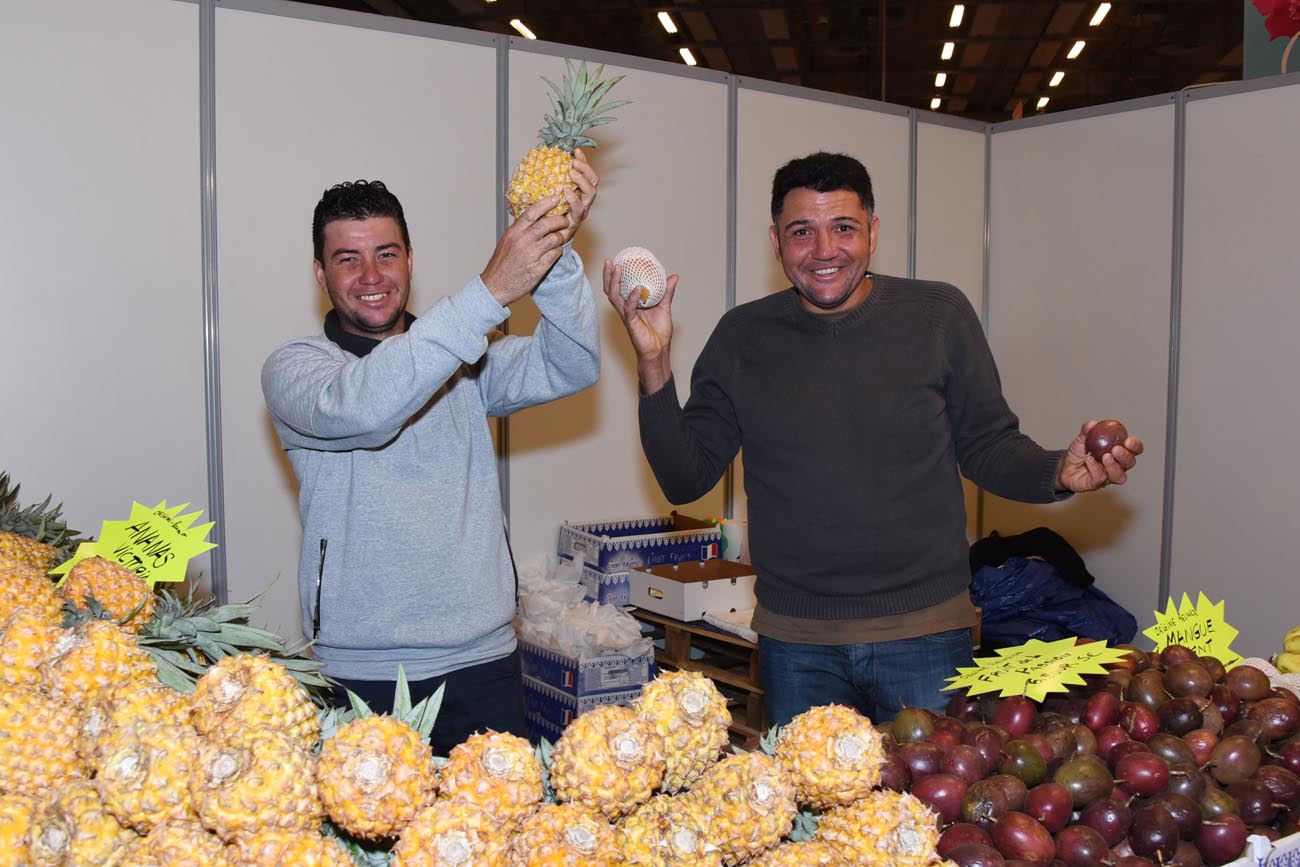 William et Ludovic (SCA Fruits Réunion) comptait bien faire disparaître les montagnes d’ananas et de fruits de la passion