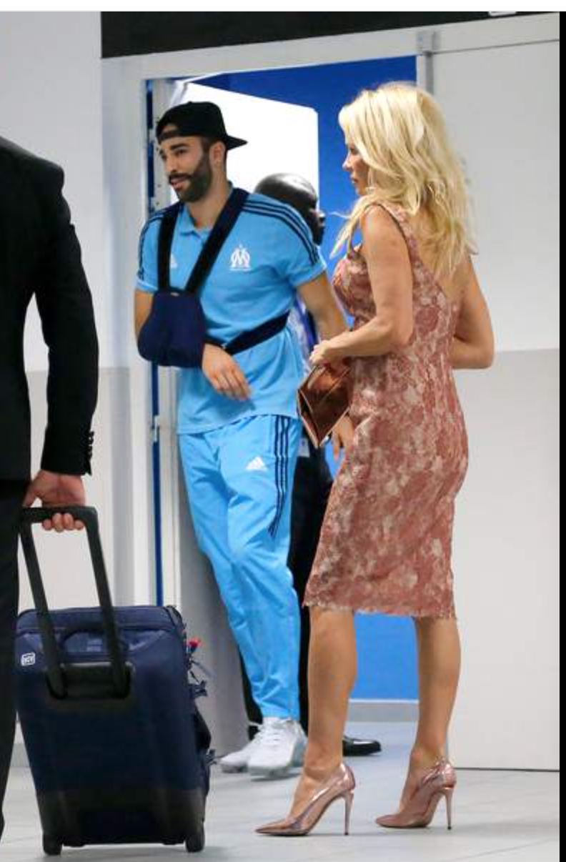 A la sortie des vestiaires, Pamela attend Radil, qui sort ce soir-là avec un bras en écharpe