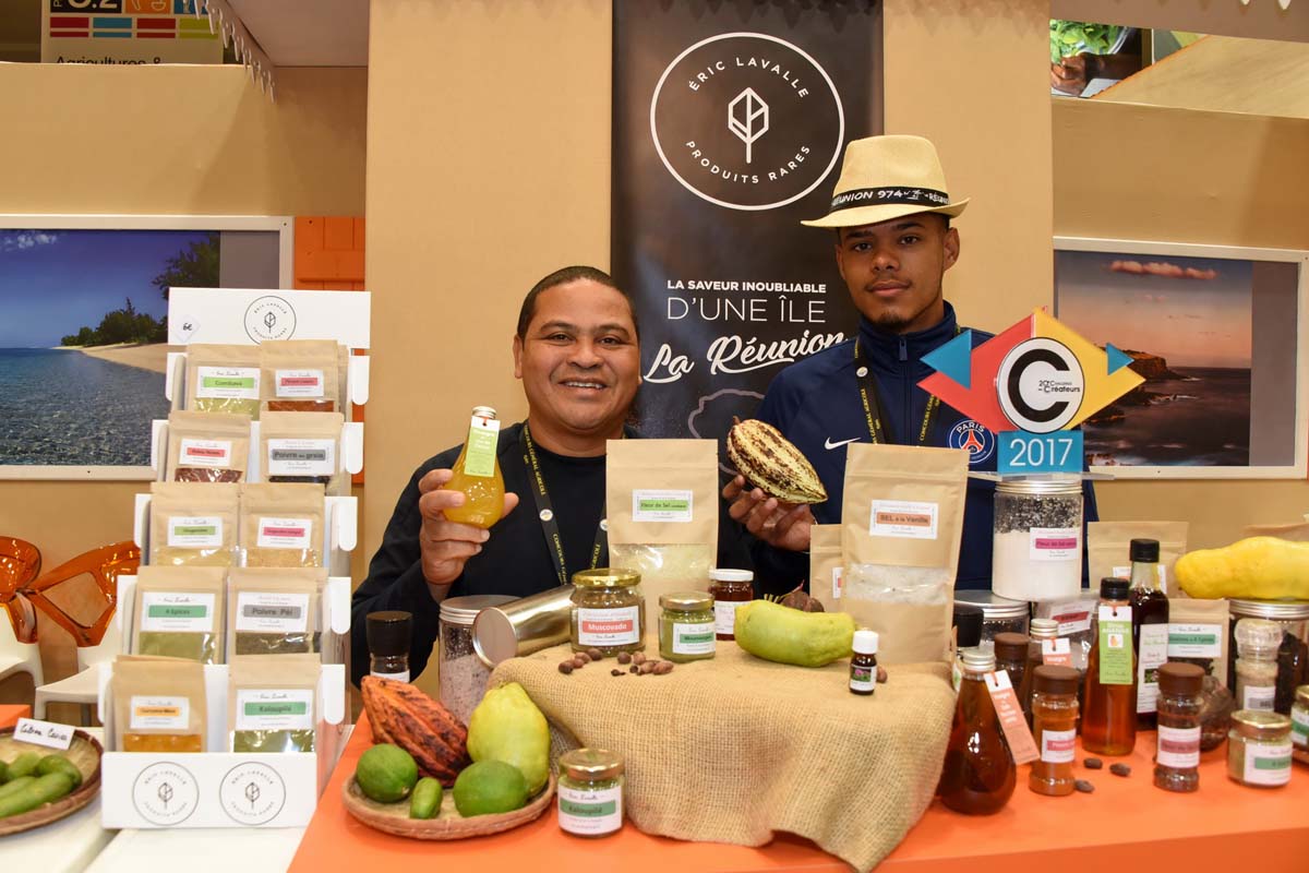 Eric Lavalle et Alexandre présentent des produits rares : vinaigre de jus de canne et cabosse de cacao criollo