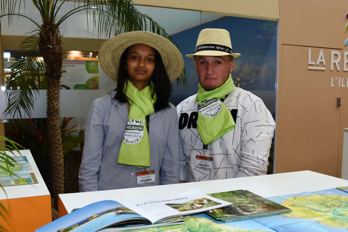 Emmanuelle et Anthony, du lycée agricole de St-Denis, parlent aussi tourisme au stand de l’IRT