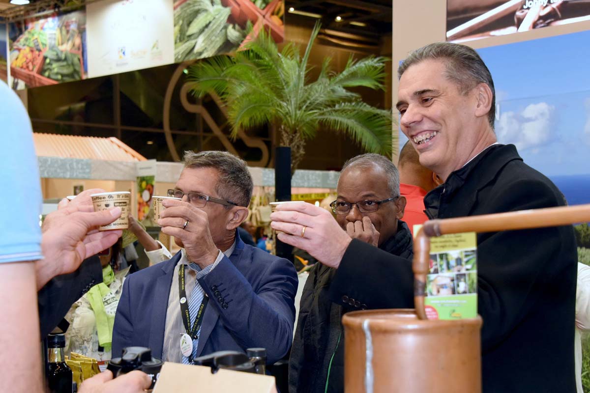 L’ancien Préfet de La Réunion, Dominique Sorain, actuellement directeur de cabinet d’Annick Girardin, profite d’une petite visite au stand de La Réunion au Salon de l’Agriculture pour goûter les thés du "Labyrinthe-en-champ".