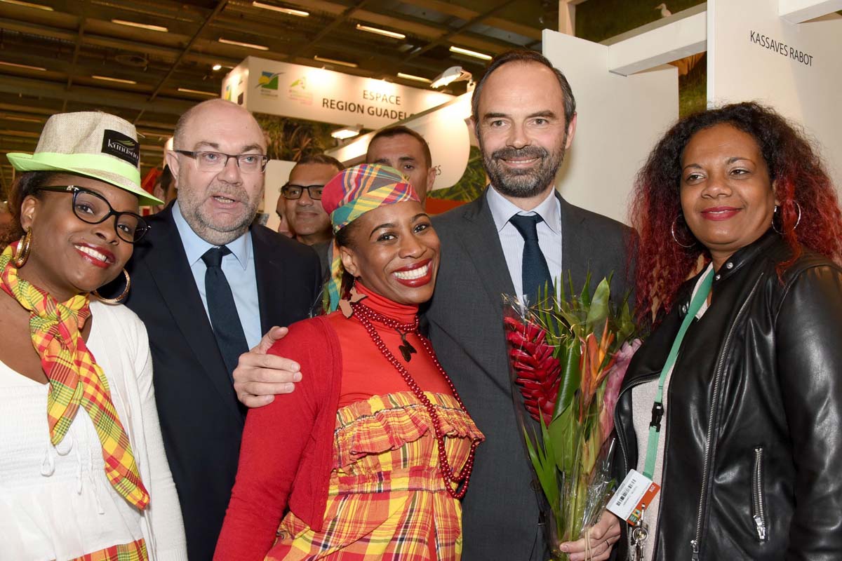 Le Premier Ministre, Edouard Philippe, n’a pas eu le temps de visiter tous les stands ultramarins, dont La Réunion (dommage!), mais il a quand même pu recevoir des fleurs de cette charmante Guadeloupéenne