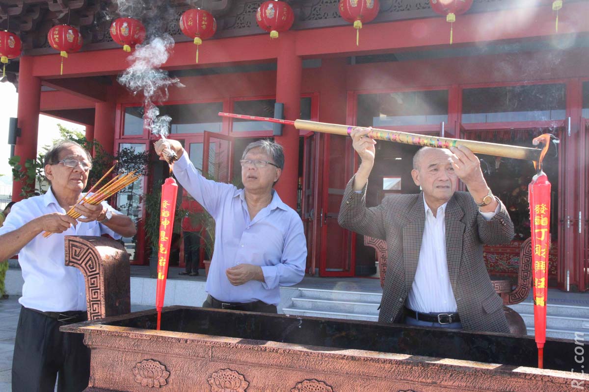 Les premières bougies ont été allumées par le président Alex How Choong aux côtés de deux anciens