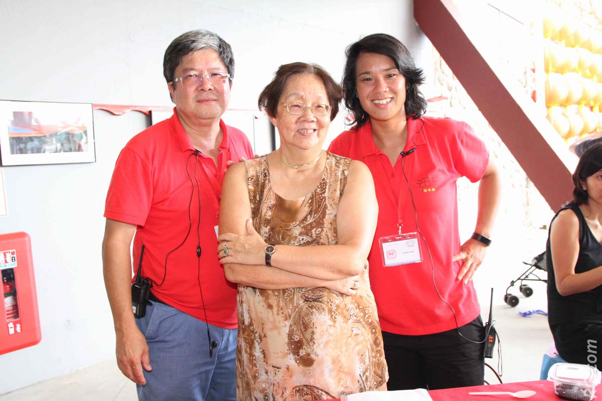 Victor Chan-Nam, Edith Wong Hee Kam, sinologue et universitaire, et Isabelle Cheung, responsable des bénévoles avec Clara Chane Ou Teung et Martine Volnay