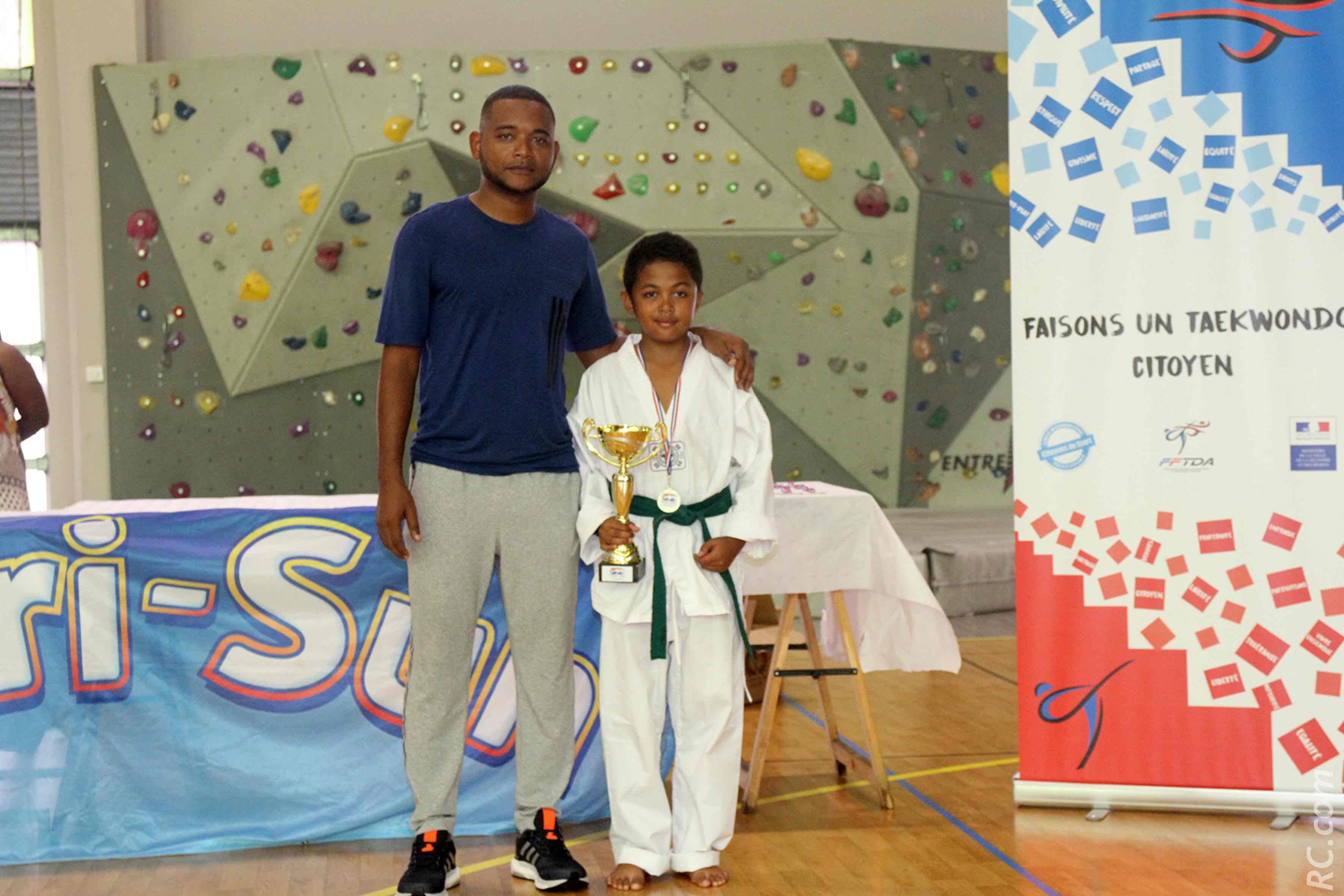 Jean-Laurent et le jeune malgache  Aina Ramamonjiosa qui était invité par le Tiger Club