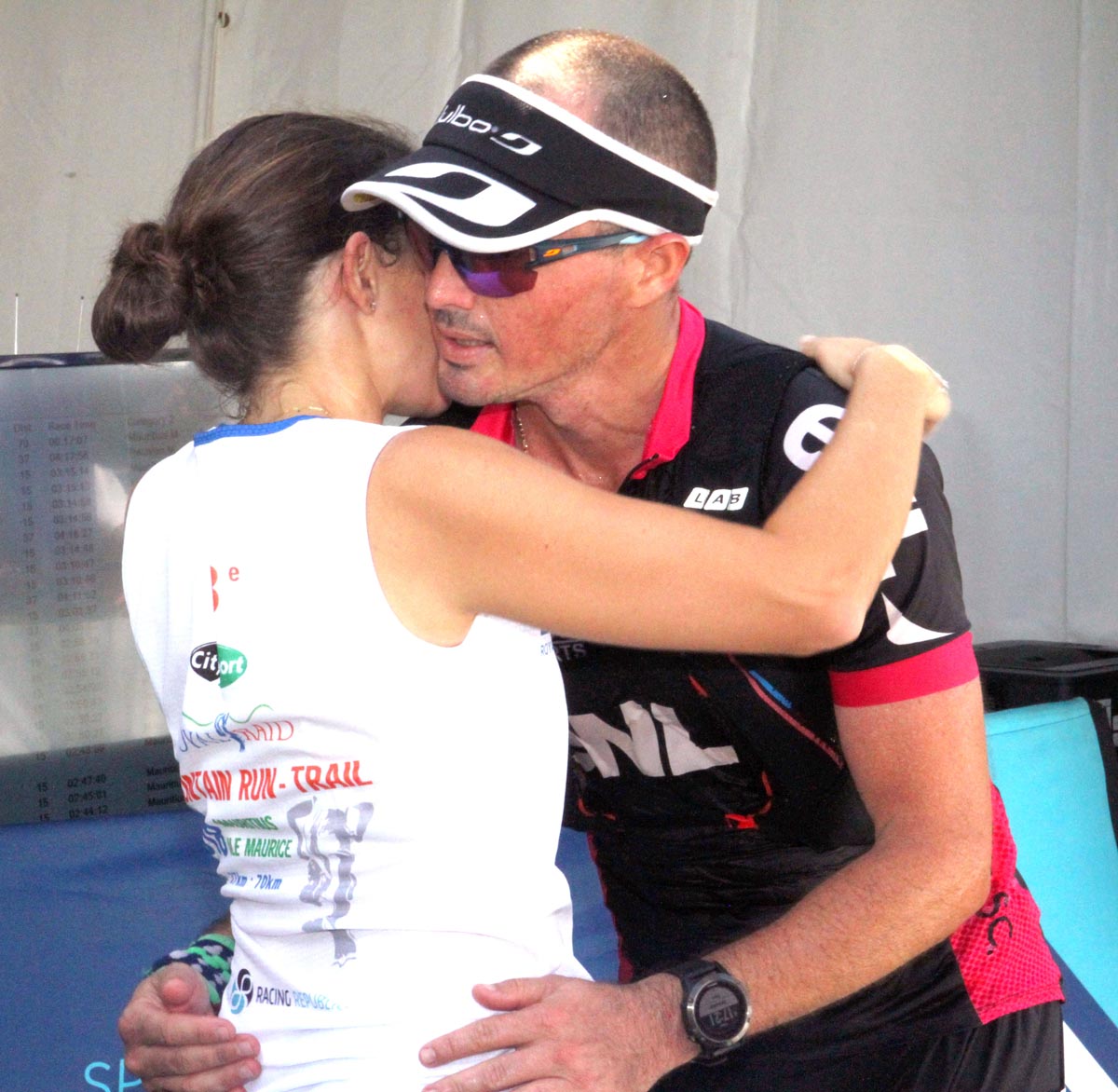 Simon Desveaux accueilli par son épouse Céline : « Tu es mon champion »