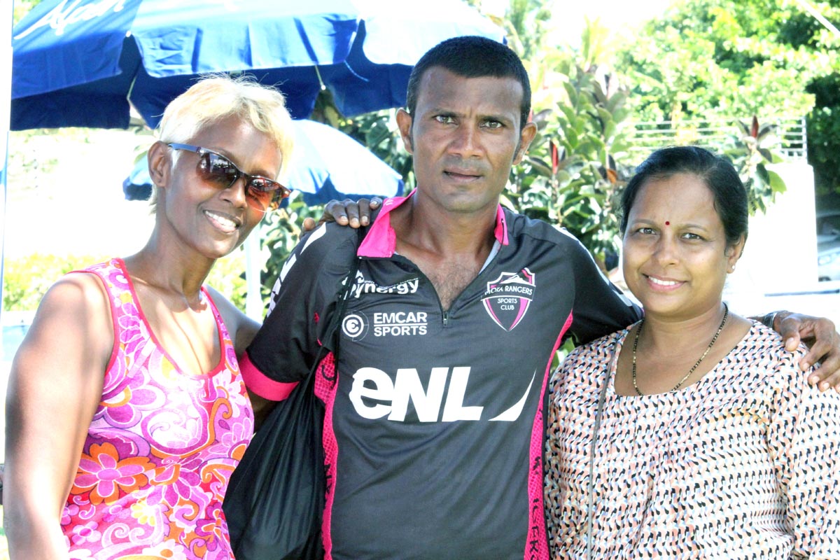 Le Mauricien Vishal Ittoo ici avec son épouse et une amie, a terminé 2ème des 37km