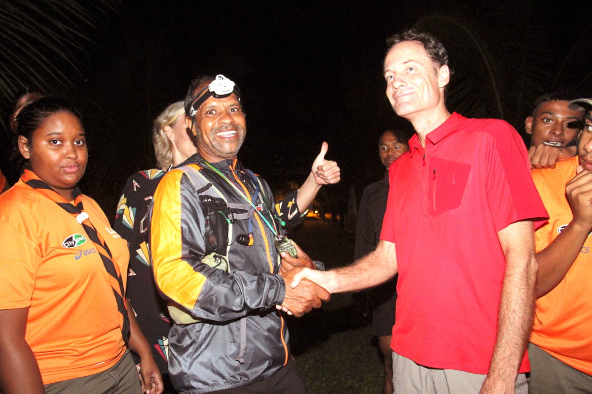 Ronnie Attiave est le dernier à boucler les 70 km. Un comité d'accueil l'attendait à Tamassa