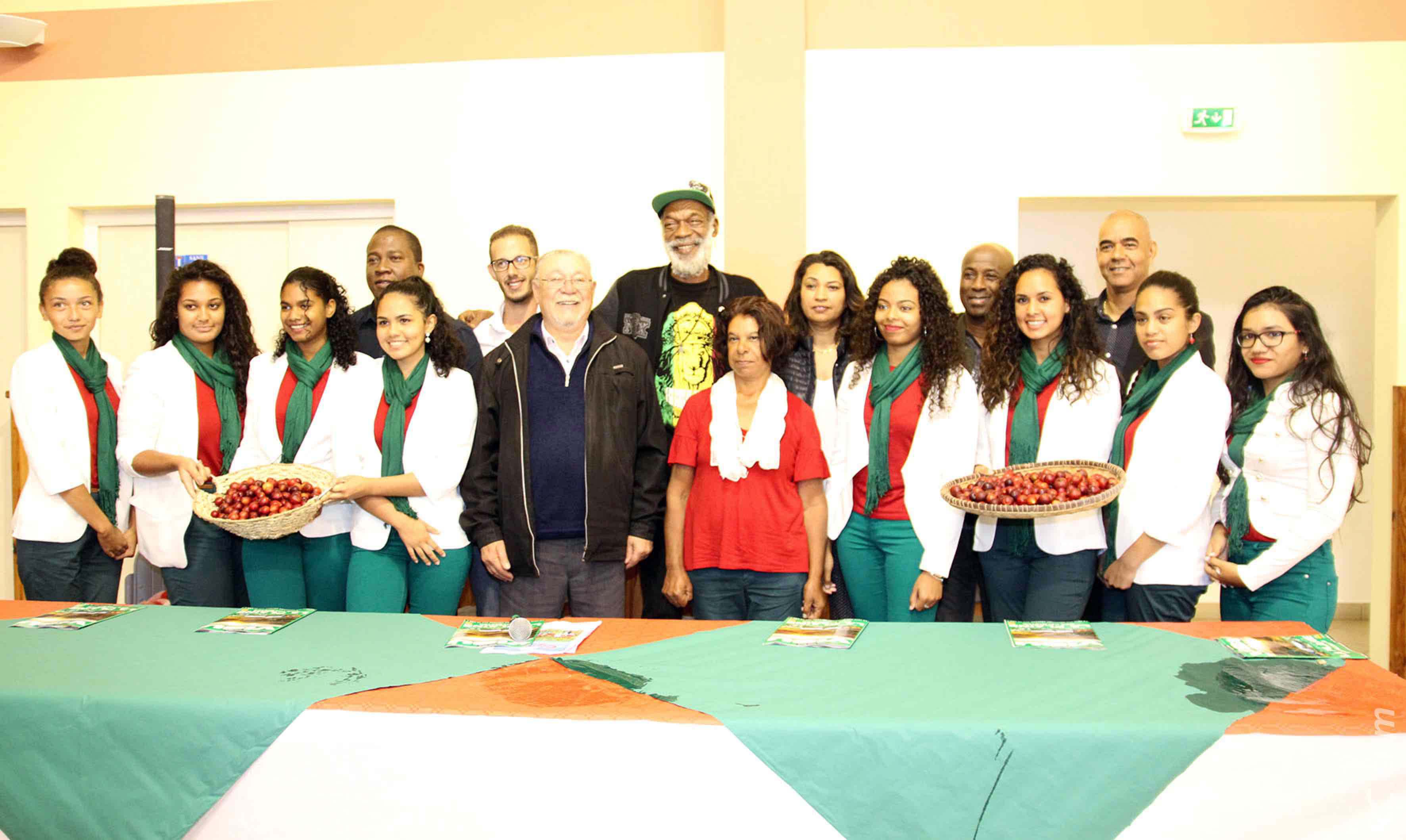 Autour du maire de la Plaine des Palmistes Marco Boyer : Teddy Moutalica (Run-Management), Berthe Chapelain, propriétaire d'un table d'hôtes, Sophie Arzal, présidente de l'OTI Est, Rodrigues Barret de Challenge des Seniors, Anthony Gussie, Gordon Anderson, Johnny Hospital, producteur et les hôtesses de la Fête des Goyaviers