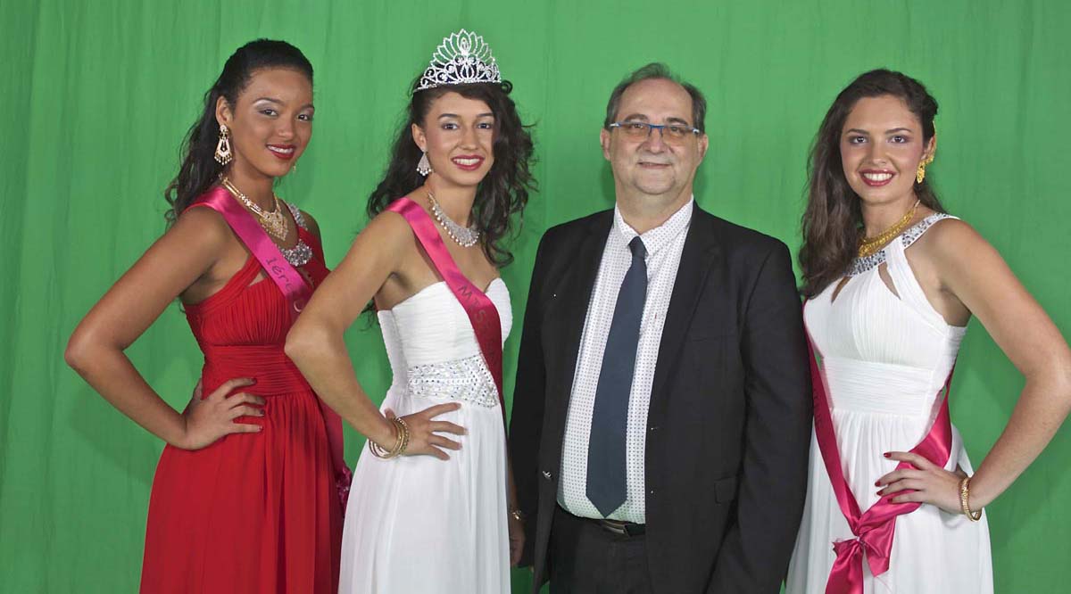 Stéphane Fouassin, maire de Salazie, avec les trois lauréates