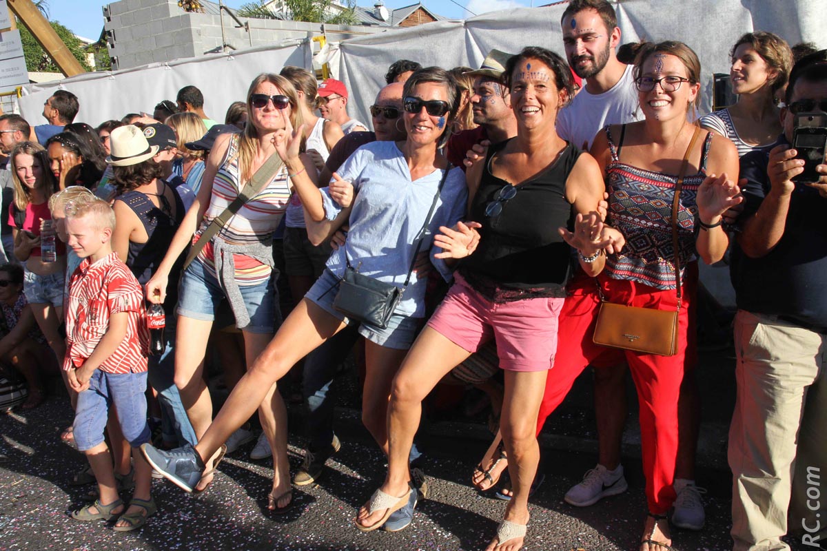 Le public en délire, dans l'esprit d'un vrai carnaval